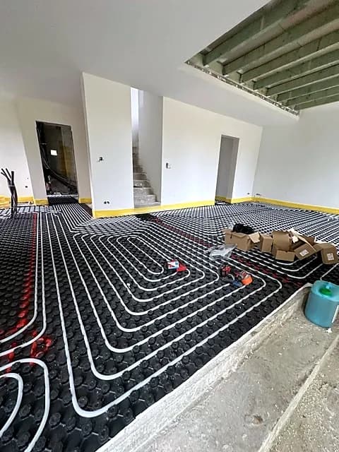 Chauffage par le sol posé sur panneaux à plots, vue vers l'escalier