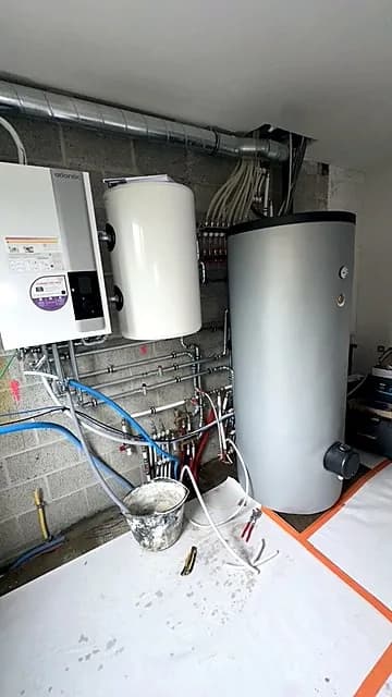 Module de chauffage mural et ballon d'eau chaude dans un local technique