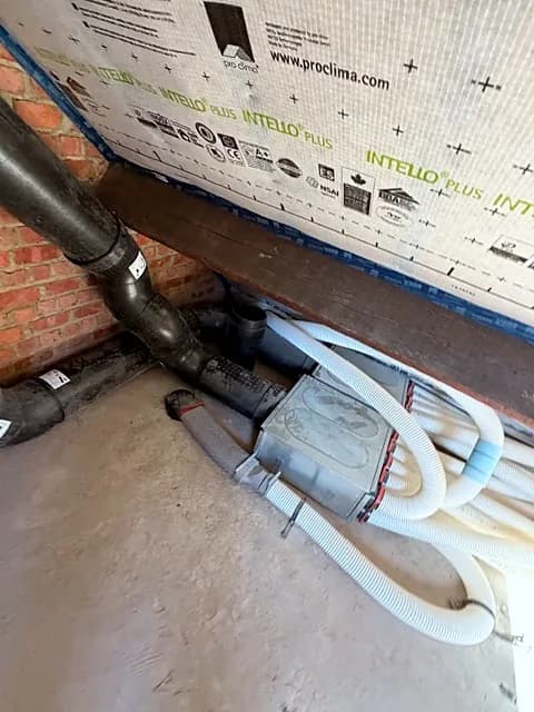 Raccordements de gaines de ventilation sous toiture